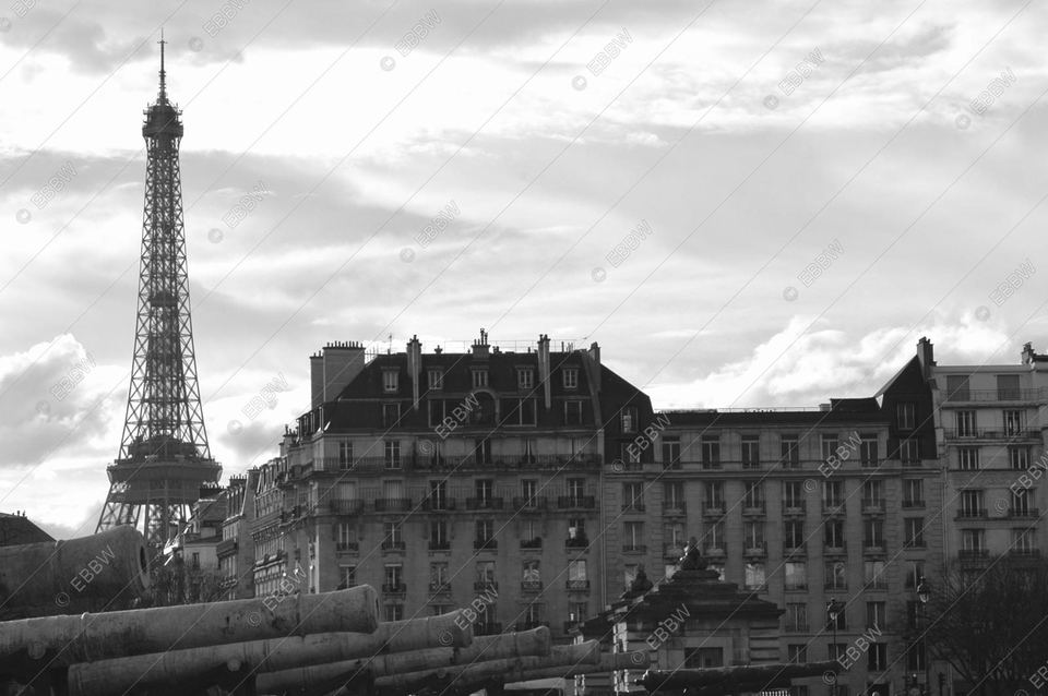 Tour métallique au-dessus des immeubles